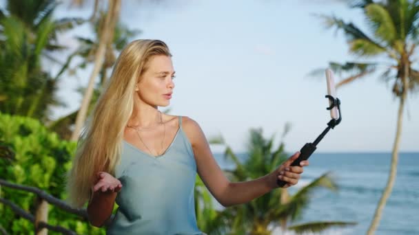 Sarışın Kadın Seyahat Blogcusu Okyanus Manzaralı Tropikal Adada Selfie Kamerasıyla — Stok video