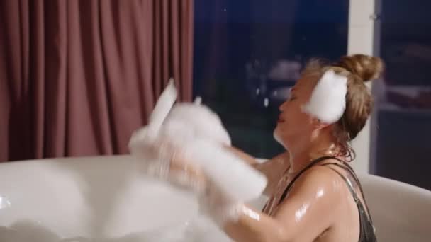 Szczęśliwa Azjatycka Seniorka Bawi Się Ciepłej Kąpieli Bąbelkami Starsza Kobieta — Wideo stockowe