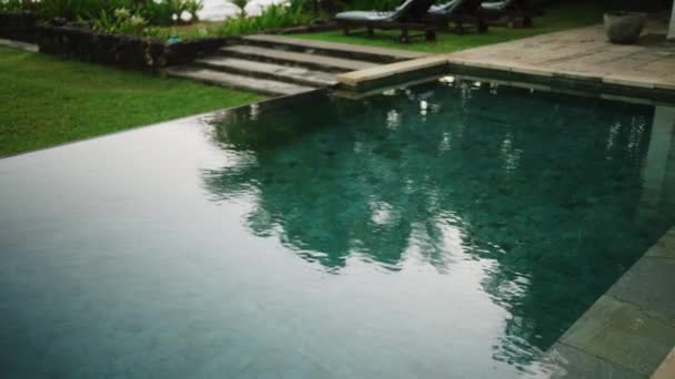 Tropik Bir Adada Antika Bir Villada Mermer Kiremitlerle Yüzme Havuzu — Stok video