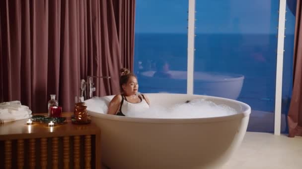 Mulher Sênior Asiática Relaxar Banho Quente Bolha Velhota Desfruta Uma — Vídeo de Stock
