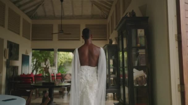 Gay Bipoc Man Loopt Door Luxe Retro Villa Met Vintage — Stockvideo