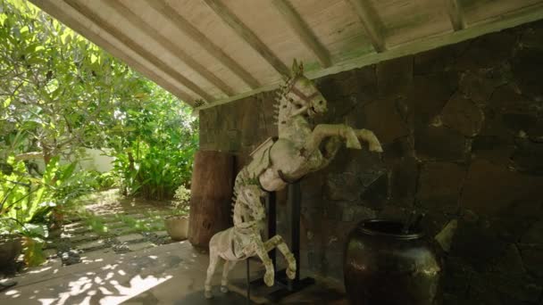 Tropikal Adada Lüks Bir Retro Villada Iki Beyaz Şeklinde Heykel — Stok video