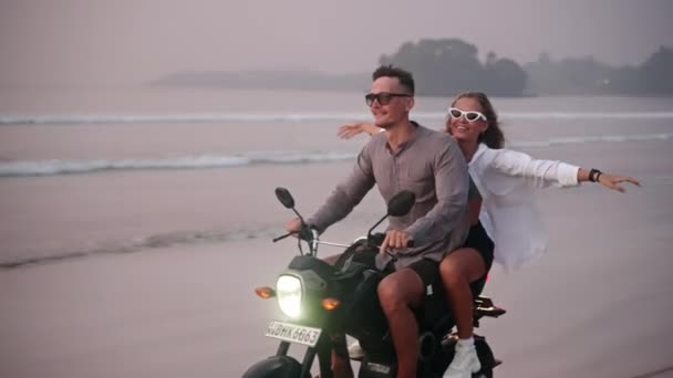 Podróżująca Para Jeździ Motocyklu Plaży Tropikalnej Wyspie Zachodzie Słońca Mężczyzna — Wideo stockowe