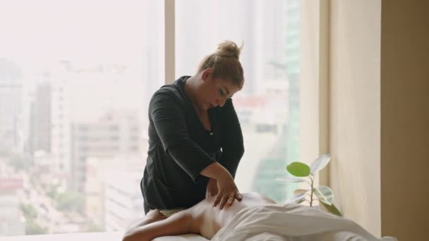Frau Masseurin Macht Entspannende Oberkörper Massage Für Junge Gebräunte Klientin — Stockvideo