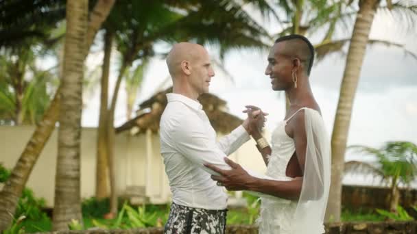 Πολυεθνικό Ανδρόγυνο Γκέι Ζευγάρι Χορεύει Βαλς Υπαίθρια Γαμήλια Τελετή Μια — Αρχείο Βίντεο