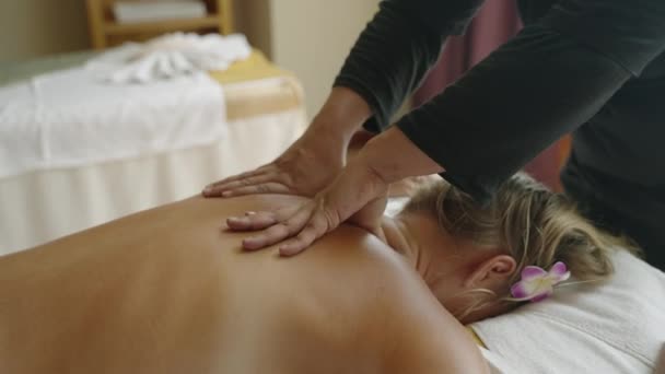 Vrouwelijke Masseuse Luxe Spa Centrum Doet Olie Rug Nek Massage — Stockvideo