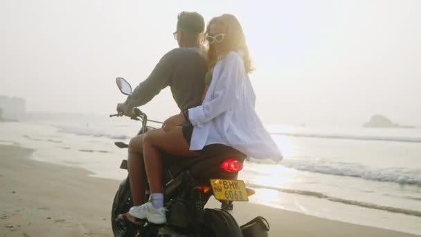 Νεαρό Ζευγάρι Κάνει Ποδήλατο Στην Παραλία Ξημέρωμα Άνδρας Γυναίκα Οδήγηση — Αρχείο Βίντεο