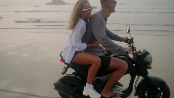 Ungdomar Kör Motorcykel Stranden Vid Solnedgången Man Kvinna Resa Med — Stockvideo