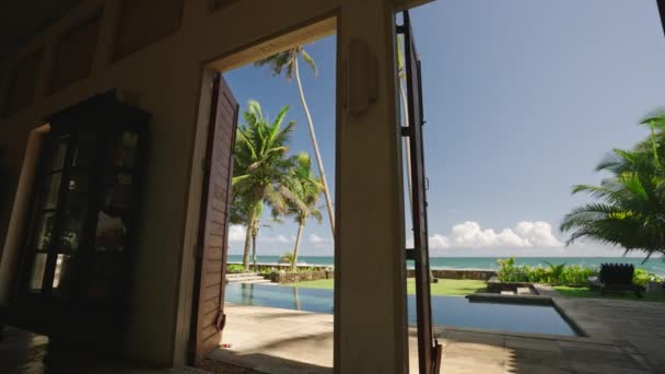 Retro Villa Living Room Exit Backyard Swimming Pool Ocean Shore — Stock Video
