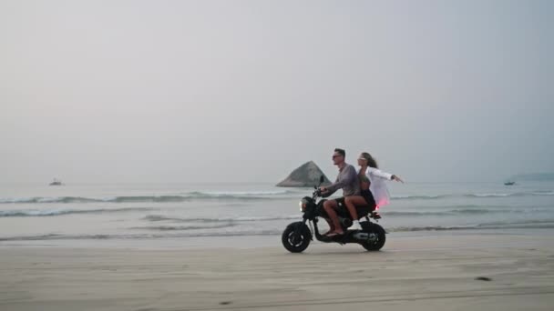 Viaje Pareja Motocicleta Largo Playa Arena Mar Amanecer Hombre Turistas — Vídeos de Stock