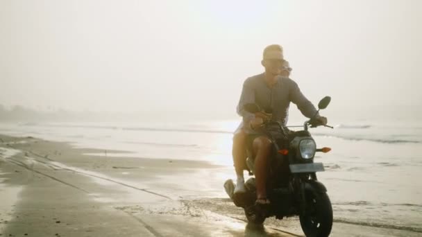 Glückliche Menschen Fahren Motorrad Meer Bei Sonnenaufgang Verliebte Paare Haben — Stockvideo