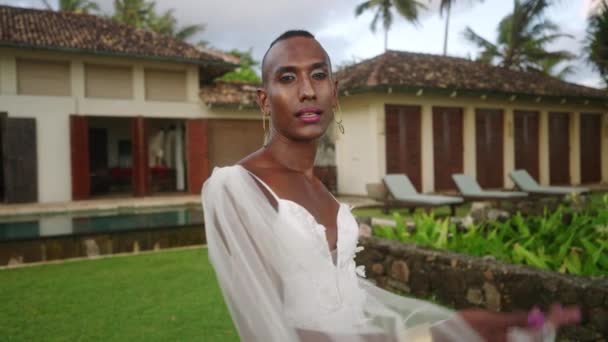Modelo Negro Binario Girando Vestido Novia Césped Villa Tropical Género — Vídeo de stock