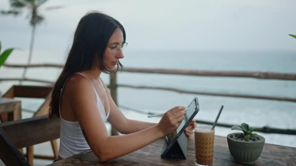 Femeie Drăguță Care Lucrează Distanță Tabletă Cafenea Lângă Ocean Freelancerul — Videoclip de stoc