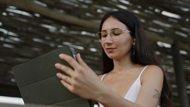 Mladá Žena Pracující Restauraci Doškovou Střechou Smm Manager Používá Tablet — Stock video