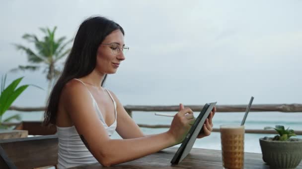Kadın Serbest Yazar Kafeteryada Okyanus Manzaralı Palmiye Ağaçlı Grafikler Tabletinde — Stok video