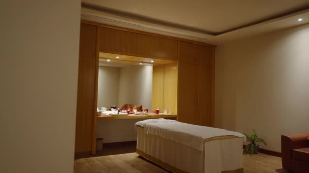 Geniş Bir Spa Odasının Ortasında Masaj Yatağı Arka Planda Büyük — Stok video