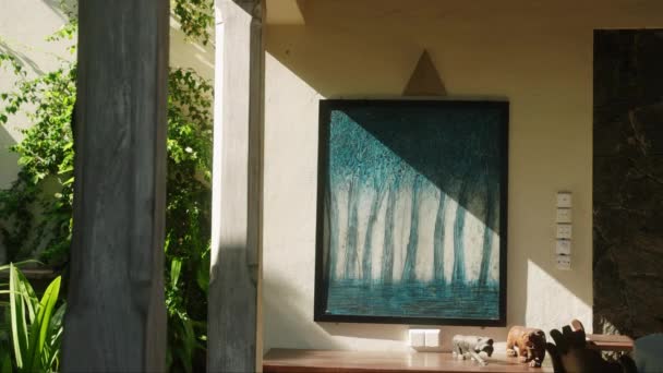 Arcydzieło Malowane Płótnie Wisi Salonie Zielonym Ogrodem Luksusowej Willi Tropikalnej — Wideo stockowe