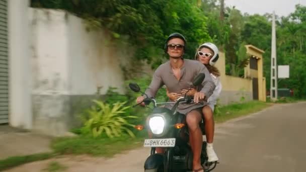 Man Rijdt Motor Vrouw Knuffelt Vriendje Wijzend Met Vinger Een — Stockvideo