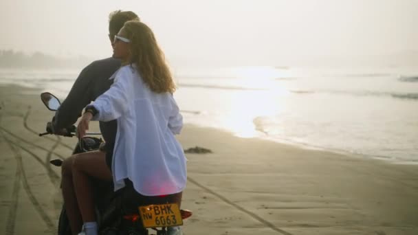 Glada Par Rider Motorcykel Havet Vid Soluppgången Kvinna Som Kör — Stockvideo