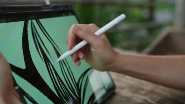 Dłonie Projektantki Rysują Rysikiem Tablecie Kawiarni Tropikalnej Wyspie Palmach Ładna — Wideo stockowe
