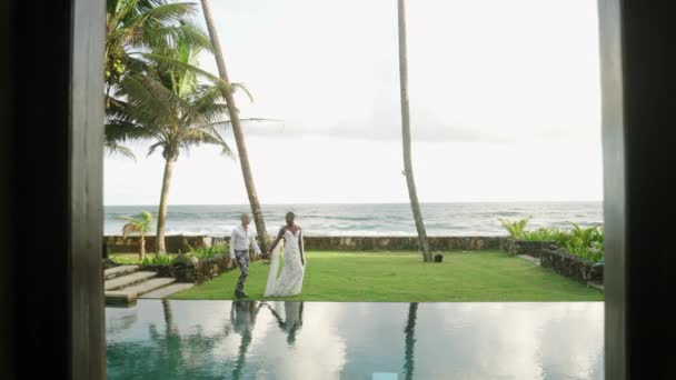 Casado Biétnico Paseo Masculino Alrededor Villa Con Piscina Isla Tropical — Vídeo de stock