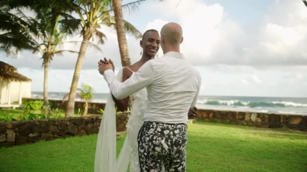 Багатоетнічні Андрогінні Гей Пари Танцюють Вальс Церемонії Відкритого Весілля Розкішній — стокове відео