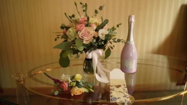 Bruidsboeket Boutonniere Roze Fles Champagne Gouden Ringen Glazen Tafel Hotelkamer — Stockvideo