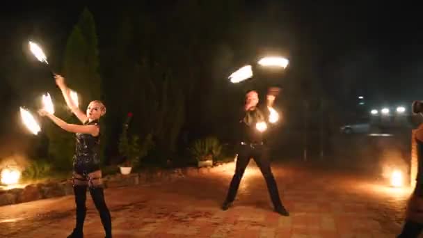Desempenho Fogo Artistas Giram Postes Ardentes Noite Dança Tribal Livre — Vídeo de Stock