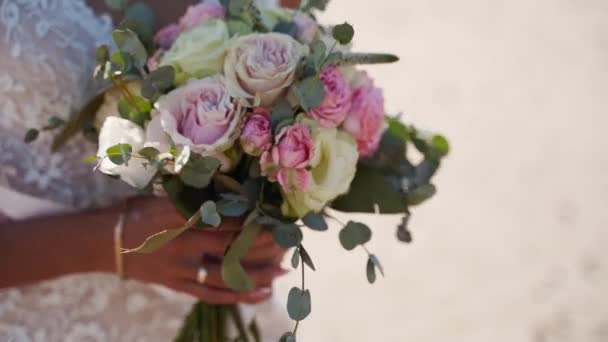 Весільний Букет Рожевих Білих Троянд Евкаліпта Руках Наречених Чарівна Жінка — стокове відео