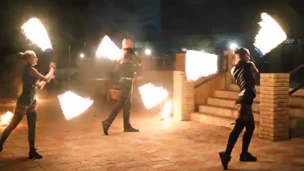 艺术家们在夜间的篝火表演中旋转燃烧的柱子 在街头节日期间 男女舞蹈团用火把表演 消防队在户外黑暗中与火焰嬉戏 — 图库视频影像