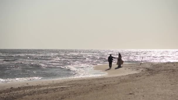 Doar Cuplu Căsătorit Ținând Mâinile Alergând Malul Mării Nisip Sedinta — Videoclip de stoc