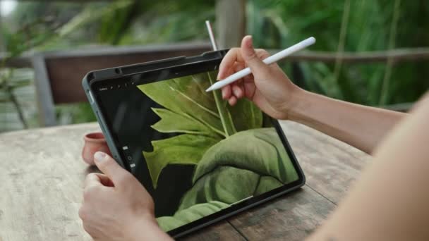 Hembra Artista Manos Dibujo Con Lápiz Tableta Cafetería Isla Tropical — Vídeo de stock