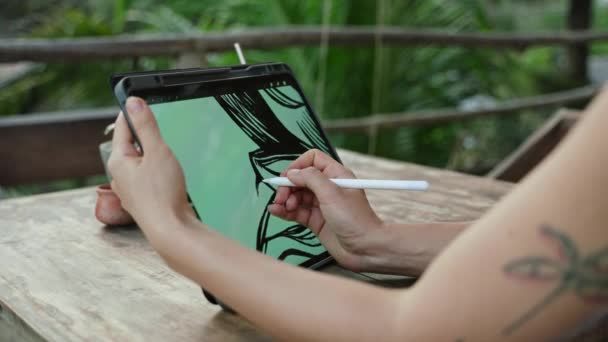Ruce Návrhářky Kreslí Stylus Tabletu Kavárně Tropickém Ostrově Palmy Hezká — Stock video