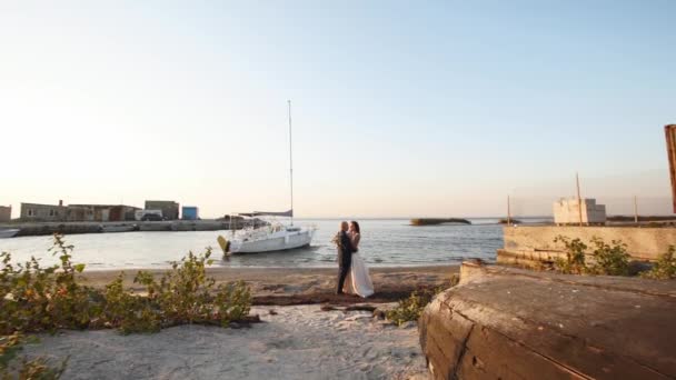 Buon Sposi Che Abbracciano Alla Spiaggia Sabbiosa All Alba Yacht — Video Stock