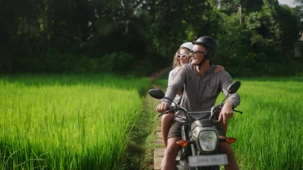 Paar Plaudert Auf Motorrad Reisfeld Mann Verliebte Frau Auf Dem — Stockvideo
