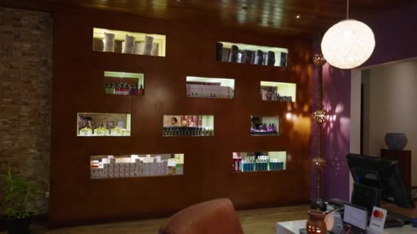 Kosmetyki Prezentują Się Lobby Centrum Spa Zestaw Różnych Butelek Kosmetycznych — Wideo stockowe