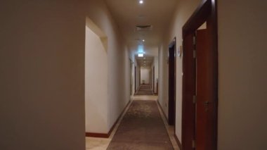 Lüks bir kaplıca tesisi. Sağlık merkezinin ya da kliniğin boş koridoru. Otel koridoru dolly vuruldu. İnsan yok. Şık bambu dekoru ve aroma lambası. Sakin sakin atmosfer.