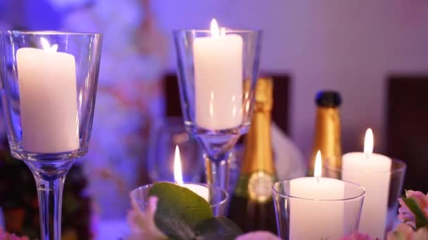 Świece Unoszące Się Szklanych Wazonach Stole Weselnym Wieczorem Wedding Sala — Wideo stockowe