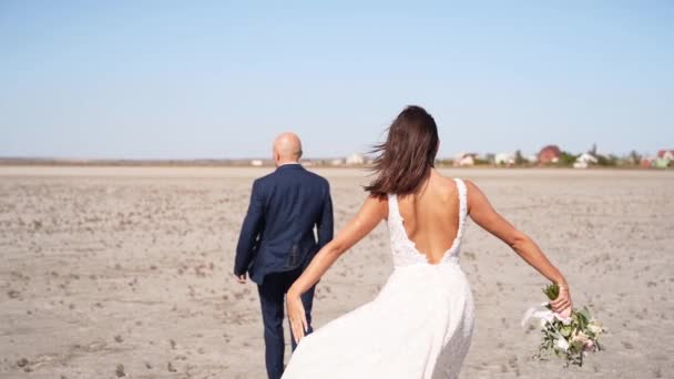 Sposi Felici Che Vanno Deserto Paesaggio Bella Sposa Con Bouquet — Video Stock