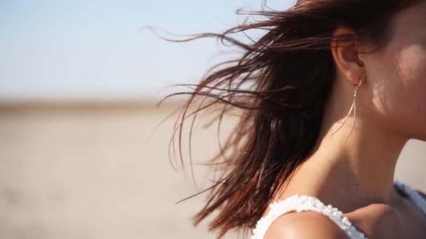 Haar Van Een Mooie Bruid Die Waait Wind Het Woestijnlandschap — Stockvideo