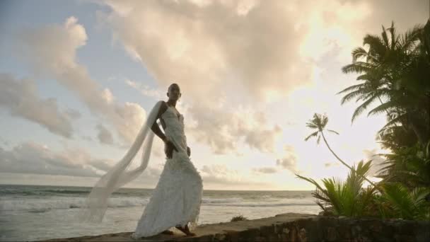 Небінарна Чорна Модель Весільній Сукні Позує Тропічному Пляжі Біля Океану — стокове відео