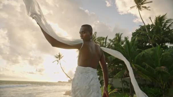Flamboyant Gênero Fluido Pessoa Negra Posando Costa Oceano Vestido Noiva — Vídeo de Stock