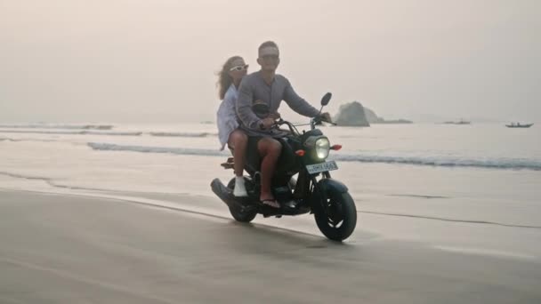 Reizen Paar Rijden Motorfiets Langs Zandstrand Bij Zonsopgang Mannelijke Vrouwelijke — Stockvideo