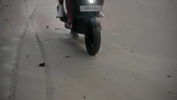 Przechył Przejścia Piaszczystej Plaży Pary Jazdy Motocyklu Brzegu Morza Rozpryskując — Wideo stockowe