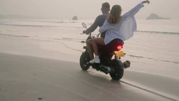 Podróżująca Para Jeździ Motocyklu Mokrej Piaszczystej Plaży Morskiej Wschodzie Słońca — Wideo stockowe