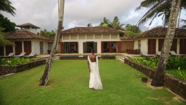 Modelo Preto Não Binário Girando Vestido Noiva Gramado Villa Tropical — Vídeo de Stock