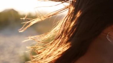 Düğün günü rüzgârda uçuşan güzel gelin saçları. Çekici bir kadının portresi, havada yumuşak saçlar. Beyaz bir bayan poz veriyor, rüzgarlı bir hava. Yakın plan..