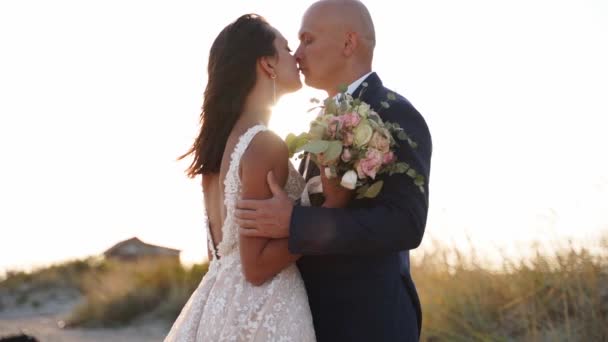 Sposa Felice Con Bouquet Delicato Sposo Che Abbraccia Con Tenerezza — Video Stock