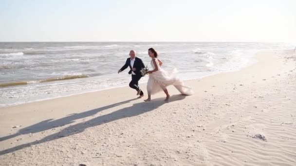 Bruid Bruidegom Hand Hand Rennend Aan Wal Zee Surf Golven — Stockvideo