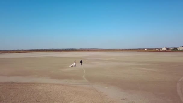 Aereo Sposi Che Vanno Paesaggio Deserto Sabbioso Del Lago Asciutto — Video Stock